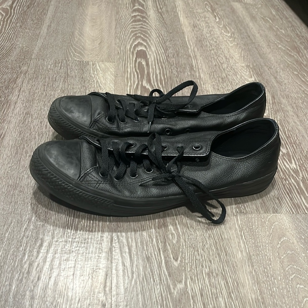 BLACK LEATHER CONVERSE LOW TOP SNEAKERS